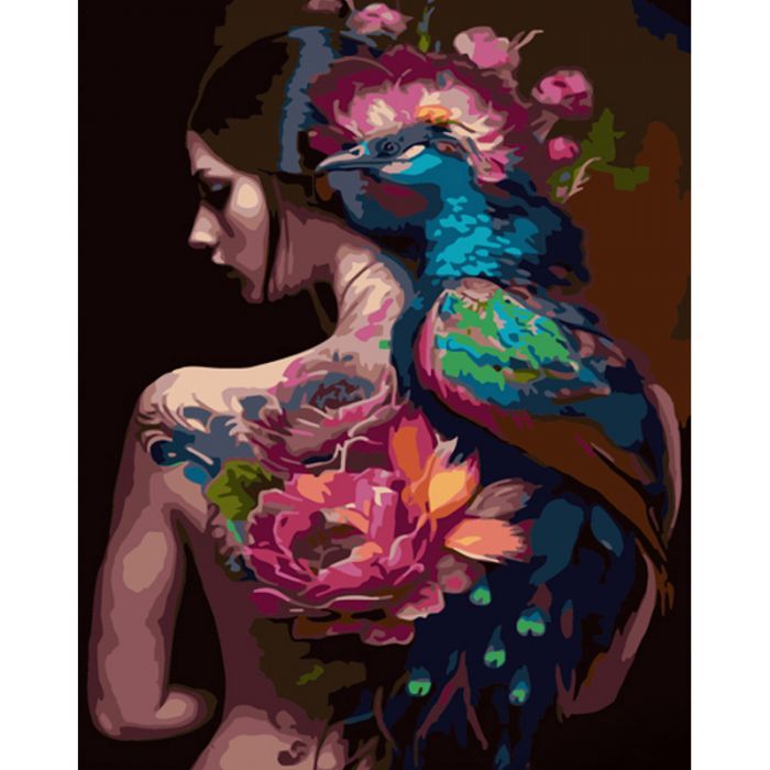 Картина за номерами Strateg ПРЕМІУМ Дівчина та павич з лаком розміром 40х50 см (GS1320)